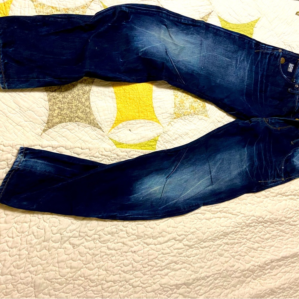Raw G-STAR dark blue jeans with light blue detail on them